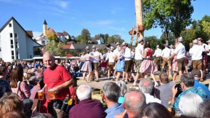 Bild: bö
Chillen in der Spätsommersonne - rekordverdächtig war heuer der Besuch der Allersburger Wiesnkirwa am Fuße des Pfarrbergs von St. Michael.