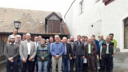 Bild: AELF/exb
Die Forstverwaltung hatte die Landkreisvertreter der Bereiche Forst und Holz zum Thema Borkenkäfer nach Falkenberg in den Gasthof "Zum Roten Ochsen" eingeladen.