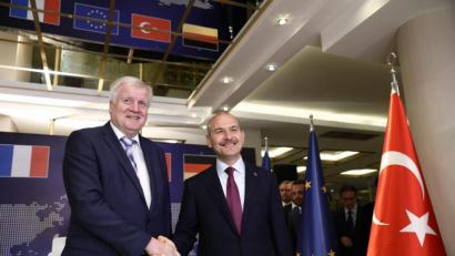 Bild: Ali Unal/dpa
Suleyman Soylu (r), Innenminister der Türkei, und Horst Seehofer, Innenminister von Deutschland, geben sich nach einem Treffen im Rahmen der Gesprächen über den EU-Flüchtlingspakt mit der Türkei die Hand.