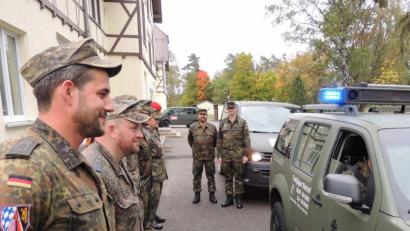 Bild: mor
Spalier für Stabsfeldwebel Michael Hiller (rechts), der in den Ruhestand eintritt. Oberstleutnant Florian Rommel (links daneben) chauffiert ihn unter Begleitung von Blaulicht nach Hause.