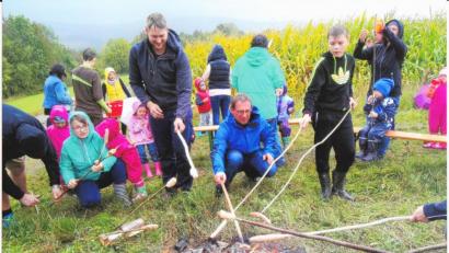 Bild: tu
Trotz Regens hielten Eltern und Kinder beim Naturerlebnistag wacker aus.