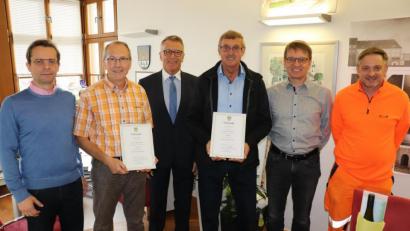 Bild: Stadt Tirschenreuth
Gratulierten Siegfried Meierl (Zweiter von links) und Rudolf Beer (Dritter von rechts) zum Dienstjubiläum: Leiter der Hauptverwaltung Markus Bergauer (links), Bürgermeister Franz Stahl (Dritter von links) sowie Stellvertretender Personalratsvorsitzender Karl Bayreuther und Stadtbaumeister Andreas Ockl und (von rechts).