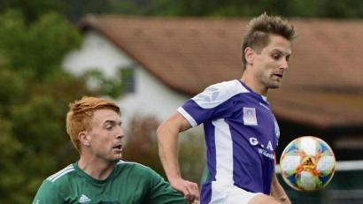 Bild: ham
Es war ein packendes Derby am Feiertag zwischen dem FC Wernberg (links Sebastian Ebenburger) und dem TSV Detag Wernberg (rechts Thimo Luff). Die Lila-Weißen gewannen mit 4:3. Beide Wernberger Teams haben am Sonntag Heimrecht in der Bezirksliga Nord. Der TSV Detag empfängt TuS Kastl, der FC die SpVgg Schirmitz. 	Bild: mhs