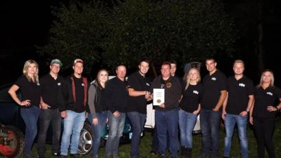 Bild: bkr
Der Vorsitzende des MC Schönreuth, Jörg Sosalla (Siebter von links), überreichte Gründungsvorsitzendem Michael Heser (Sechster von links) eine Gratulationsurkunde, verbunden mit dem Wunsch auf weiterhin gute Zusammenarbeit.