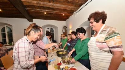 Bild: bey
Rosi Pausch (rechts) hat beim Kochabend des Katholischen Frauenbunds Parkstein rund 25 Köchinnen im Blick.