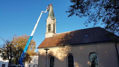 Bild: gi
Die Spenglerei Liebl sicherte den Turm der Kirche Burgtreswitz nach dem schweren Sturm vom August vor weiteren Schäden durch Wind und Wasser.