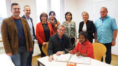 Bild: Bühner
Augenoptiker Josef Reitmeyer hilft der Auszubildenden Shanti Lindner im Rahmen von ABH zum Ausbildungsabschluss. Mit dabei Mitarbeiter des Kolping Bildungswerks und der Berufsberatung der Abeitsagentur Weiden.