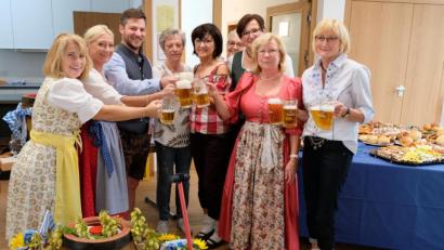 Bild: mab
Vorbereitung und Bewirtung hatte das Helferteam, das von Zweitem Bürgermeister Peter Neumeier schon mal scherzhaft "vorsorglich" als Seniorenbeirat betitelt wurde, übernommen. Das Fest, es wurde zu einem vollen Erfolg.
