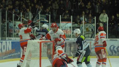 Bild: gb
Die Blue Devils unterlagen am Freitag dem EC Peiting mit 3:4. Die Weidener bissen sich an der Gästeabwehr um Goalie Florian Hechenrieder die Zähne aus.