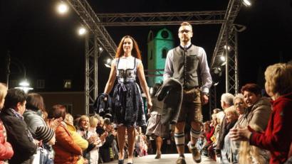 Bild: Hirsch
Die Besucher waren begeistert von der Modenschau am Samstag auf dem Schwandorfer Marktplatz. Das zweite Mondschein-Shopping lockte die Leute in Scharen in die Innenstadt.