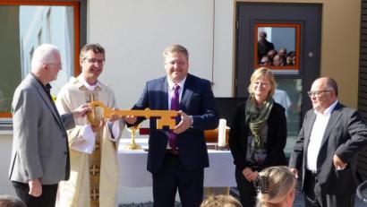 Bild: jp
Symbolische Schlüsselübergabe (von links): Karl Gerstenhöfer, Pater Richard, Stefan Braun, Karin Schwerdt und Theo Nutz.