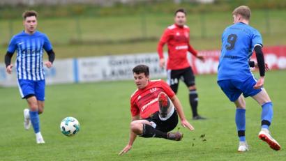 Bild: A. Schwarzmeier
Der Kirchenthumbacher Manuel Strauß (Mitte) versucht mit letztem Einsatz, den Ball für sich zu behaupten. Im Derby gegen den FC Tremmersdorf landete der SC Kirchenthumbach einen 3:1-Sieg.