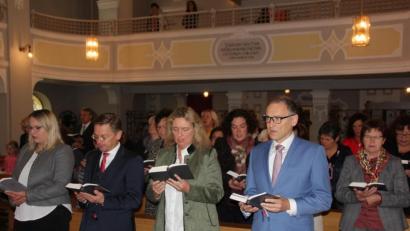 Bild: kro
Beim Festgottesdienst dabei waren unter anderem FU-Ortsvorsitzende Katja Bloßfeldt, MdL Tobias Reiß, Staatsministerin Kerstin Schreyer und Bürgermeister Bernd Sommer (vorne von links).