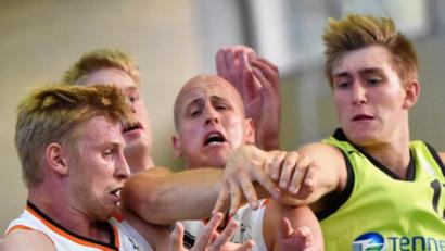 Bild: A. Schwarzmeier
Wie beim Sieg der Neustädter Basketballer gegen Bayreuth (Bild) ist auch das Auswärtsspiel in Veitshöchheim sehr körperbetont.