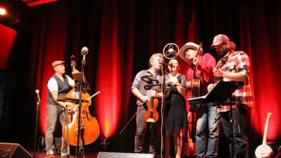 Bild: kmo
"Uncle Sally", das sind (von links): Peter Perzlmaier (Bass), Sepp Zauner (Moderation und Fiddle), Ulrike Dirschl (Gesang und Waschbrett), Martin Dietl (Gitarre, Banjo, Mandoline, Gesang) und Stefan Schindlbeck ("Multi-Instrumentalist").