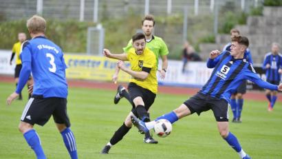 Bild: Ziegler
Der Raigeringer Innenverteidiger Dennis Weidner (rechs) kann den Vollspannschuss von FC-Rückkehrer Benjamin Burger (Mitte) nicht mehr verhindern, der krachend gegen die Querlatte knallte. SV-R Innenverteidiger Maximilian Prechtl (links) isr Beobachter der Szene.

Bild: Ziegler