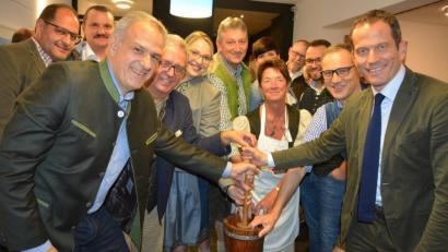 Bild: jr
Eine Gemeinschaftsaufgabe war das Ausbuttern, wie hier mit (von links) Roland Grillmeier und Toni Dutz, sowie (von rechts) Albert Rupprecht und Bernd Sommer. In der Mitte Brigitte Kliebhan, die bei der Aktion Regie führte.