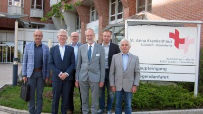 Bild: Christian Kniess
Gastgeber und Vertreter der örtlichen Liberalen (FDP/FWS) zusammen mit Krankenhausvorstand und dem Gast aus Berlin nach einem Rundgang über das Krankenhausgelände mit Besichtigung der Klinik. Von links Kreisrat Martin Pöllath, MdB Andrew Ullmann, Kreisrat und Dritter Bürgermeister Hans-Jürgen Reitzenstein, Vorstand Klaus Emmerich, FDP-Ortsvorsitzender Christian Weiß und Kreisrat Hans Pickel.