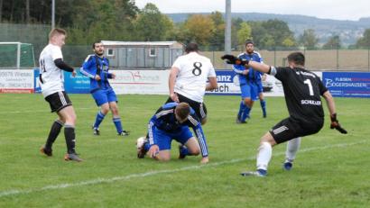 Bild: gb
Verwirrung im Strafraum der (SG) SV Schönhaid I/SpVgg Wiesau II (blaue Trikots): Zur Pause lagen die Gastgeber gegen die DJK Falkenberg mit 0:3 hinten, doch sie gaben nicht auf und erkämpften sich noch ein 3:3.