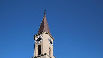 Bild: bsc
Auf ein besonders Jubiläum blickt die Pfarrkirche „Maria Immaculata“ in Friedenfels. Seit 80 Jahren wird darin täglich der Rosenkranz gebetet.