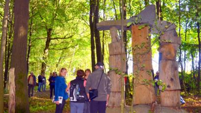 Bild: Picasa
Eine mächtige, dreiteilige Holzskulptur markiert die einstige Ortsmitte des gänzlich verschwundenen Dorfes Wosant nur wenige Kilometer von Reichenau entfernt.