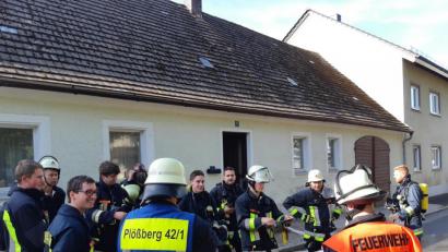 Bild: flt
Nach jedem der acht Übungsszenarien fand eine Besprechung durch den Verantwortlichen des Übungstages Maximilian Haas (stellv. Kommandant) und den Kommandanten Christian Zölch statt, um Verbesserungsvorschläge zu diskutieren oder Fehler aufzuzeigen.