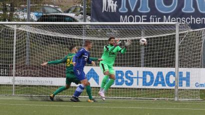 Bild: Sportpress Weinkauf
Bambergs Torwart Michael Edemodu und Christopher Kettler können gerade noch vor Marco Seifert retten.