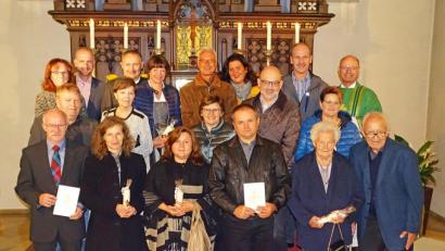Bild: Dobmeier
In einem Dankgottesdienst bekräftigten die Ehejubilare in St. Marien Rothenstadt ihr Eheversprechen am Altar.