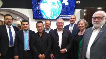 Bild: mma
Juden, Moslems, Jesiden und Christen gestalteten gemeinsam das erste Amberger Friedensgebet (von links): Rabbiner Elias Dray, Imam Salik Taskin, der Jeside Daoud Shekho, Christian Irlbacher (KEB), Johannes Blohm (EBW), Jochen Ziehr von der neuapostolischen Gemeinde, Margit Reif und Pater Alfred Lindner vom Friedensgebetskreis Ensdorf.