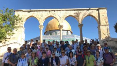 Bild: dob
Dekan Alexander Hösl (links) unternahm erneut mit einer Pilgergruppe aus der Pfarrei eine Reise ins Heilige Land. Begeistert kehrten die Frauen und Männer wieder zurück