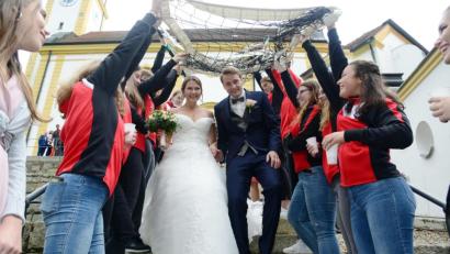 Bild: bey
Ein Volleyballnetz spannen die Spielerinnen der Volleyballmannschaft des TSV Pleystein über das frisch getraute Paar Maximilin Winkler und Jessica Vater.