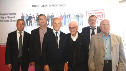 Bild: Hirsch
Die Gewerkschaftsvertreter Christian Lang (links), Manfred Götz (Zweiter von links) und Karl Bauer (Zweiter von rechts) ehrten Johann Fleischmann, Reinhard Liebehenschel und Georg Haller (von rechts) für 60 Jahre Mitgliedschaft bei der Gewerkschaft.