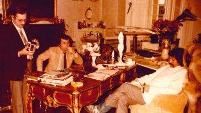 Bild: exb
Luigi Colani (rechts) empfängt die Verkaufsleiter der Annahütte, Heinz Kastl (Mitte) und Helmut Fröhlich (links), in seiner Villa in der Nähe von Münster.