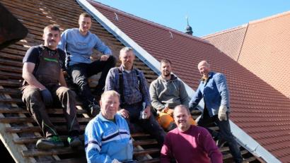 Bild: do
"Hoch hinauf" geht es bei einem freiwilligen Arbeitseinsatz der Speinsharter Kommunalpolitiker. Mit Bürgermeister Albert Nickl und Norbert Schnödt schaffen die tüchtigen Helfer mit dem Abdecken der alten Scheunendächer die Voraussetzungen für die Arbeit der Zimmerer.