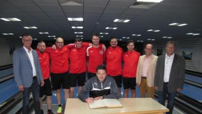 Bild: fg
Das Team von Rot-Weiß trägt sich ins Goldene Buch der Stadt Hirschau ein. Am Tisch Mannschaftkapitän Bastian Baumer. Dahinter von links: Bürgermeister Hermann Falk, Patrick Krieger, Michael Öttl, Robert Rösch, Alexander Held, Daniel Rösch, Thomas Immer, dritter Bürgermeister Peter Leitsoni, zweiter Bürgermeister Josef Birner.