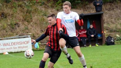 Bild: heh
Der TSV Waldershof und Spitzenreiter TuS Erkersreuth trennten sich am Samstag 1:1. Hier kämpfen der Waldershofer Julian Fürst (rechts) und Jiri Mlika um den Ball.