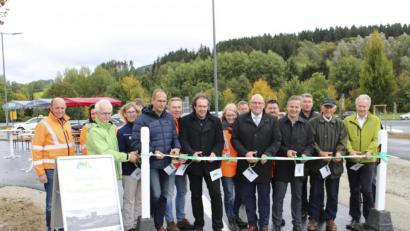 Bild: fphs
Ab sofort stehen an der A 93 40 Parkplätze, darunter drei für Behinderte, zur Verfügung. Mit dem Durchschneiden eines Bandes wurde der Pendlerparkplatz am Mittwochnachmittag freigegeben.