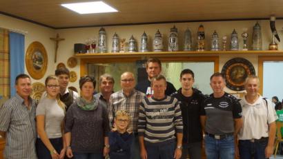 Bild: slh
Das Team „Ü 49“ gewann das Bürgerschießen, mit dabei die Siegerschützen der ersten fünf Mannschaften. Es gratulierten (von rechts) Schützenmeister Reinhard Reis senior und Sportleiter Günther Gradl.