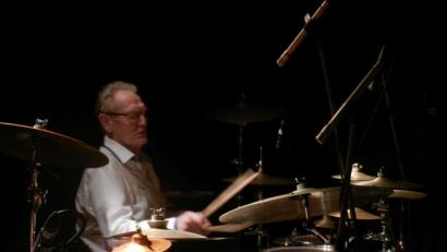 Bild: Stefan Voit
In kleinen Clubs hat Ginger Baker Mitte der 50er Jahre mit Jazz-Konzerten seine Karriere begonnen. 2014 spielte er mit seiner „Jazz Confusion“ in der Fürther Kofferfabrik.