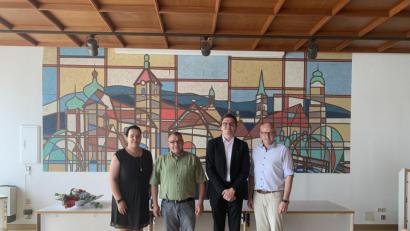 Bild: Lea Götz
Bürgermeister Bernhard Lindner (rechts), Geschäftsstellenleiterin Sabine Wilde (links) und interkommunaler Archivar David Austermann (Zweiter von rechts) freuen sich über die ehrenamtliche Mitarbeit von Kilian Hartmann im Archivwesen.