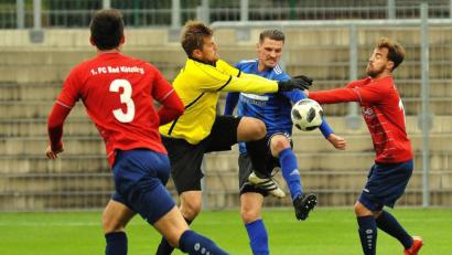 Bild: Werner Franken
Drei Bad Kötztinger sind mindestens einer zuviel: SpVgg-SV-Angreifer Josef Rodler müht sich vergeblich gegen die gegnerische Übermacht.