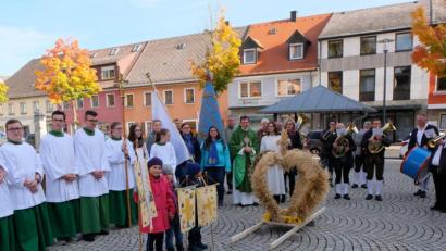 Bild: le
Erntedankfest mit einer großartigen Premiere feiern die Gläubigen der katholischen Pfarrgemeinde St. Johannes der Täufer. Die vom Seniorenkreis gestaltete neue Erntekrone wurde von der Marktplatzanlage zu den Klängen der Flossenbürger Blaskapelle in die Pfarrkirche getragen.