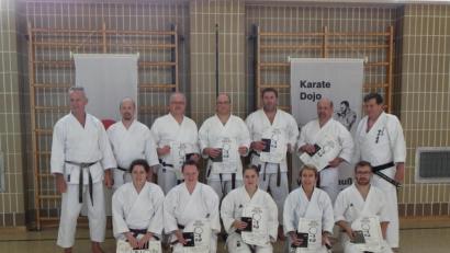 Bild: exb
Die erfolgreichen Karatekas mit Wolfgang Weigert und Christian Brüchner.