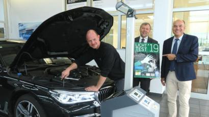 Bild: Hirsch
Innungsgeschäftsführer Stefan Brandl und Werkstattleiter Dietmar Burggraf (von rechts) appellieren an die Autofahrer, das Angebot des kostenlosen Lichttests zu nutzen.