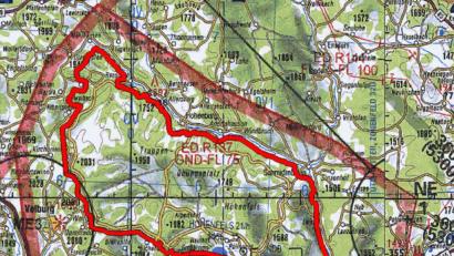 Bild: bö
Um den gesamten Truppenübungsplatz Hohenfels zieht sich ein Flugkorridor (äußerer Ring), den die Militärs zu Übungszwecken befliegen dürfen. Der innere Ring ist die Grenze des Truppenübungsplatzes.