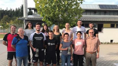 Bild: Thomas Pröls 
Die beiden Siegermannschaften beim AKW-Volley-Cup in Schnaittenbach: das Team Freimberger mit Karin Nanka (vorne rechts mit Pokal), das Team Camp Duschbier mit Moritz Hanft (vorne links mit Pokal) und Turnierleiter Günter Dobmeier (links).
