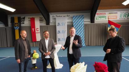 Bild: ref
Bei der offiziellen Einweihung zählte Tennis-Abteilungsleiter Achim Beck (Zweiter von links) die Vorteile des Bodens auf. OB Michael Cerny (Zweiter von rechts) sagte, diese Investition sei auch ein „kleines Mosaiksteinchen“ auf dem Weg zum Sportpark. BLSV-Bezirksvorsitzender Hermann Müller (rechts) sicherte 20 Prozent Fördersumme zu, TV-Vorsitzender Thomas Bärthlein (links) moderierte während der Vorstellung vor den geladenen Gästen.