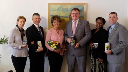 Bild: Stefanie Gradl
Bürgermeister Hans-Martin Schertl und seine Frau Gerlinde (Mitte) heißen Kommandeur Timothy MacDonald mit seiner Frau Monika (links) und Shawn Klosterman mit seiner Frau Tametra (rechts) herzlich in Vilseck willkommen.