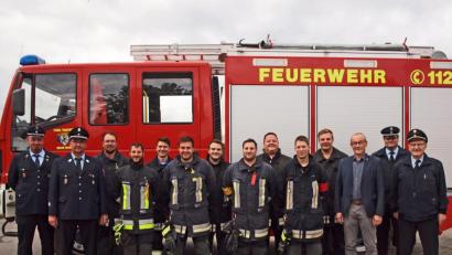 Bild: sön
Stolz waren Bürgermeister Erwin Geitner (Dritter von rechts) mit dem Feuerwehrvorsitzenden Martin Eichenseer und Kommandanten Rainer Salbeck (von links) nachdem die Gruppe die Prüfung zu den Leistungsabzeichen bestanden hatten. KBI Hubert Blödt und KBM Helmut Braun (von rechts) fungierten als Schiedsrichter.