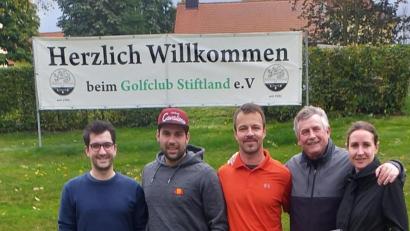 Bild: Golfclub Stiftland/exb
Einige Teilnehmer der Vierer-Clubmeisterschaft des Golfclubs Stiftland.